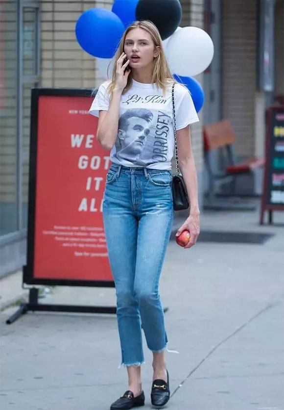 Lên đồ ra phố ngày hè đẹp quên lối về với quần jeans và áo thun