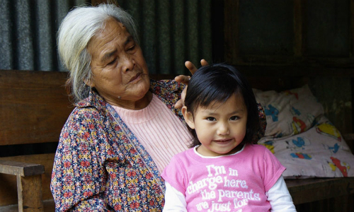 Bà trông cháu có nên được trả công?