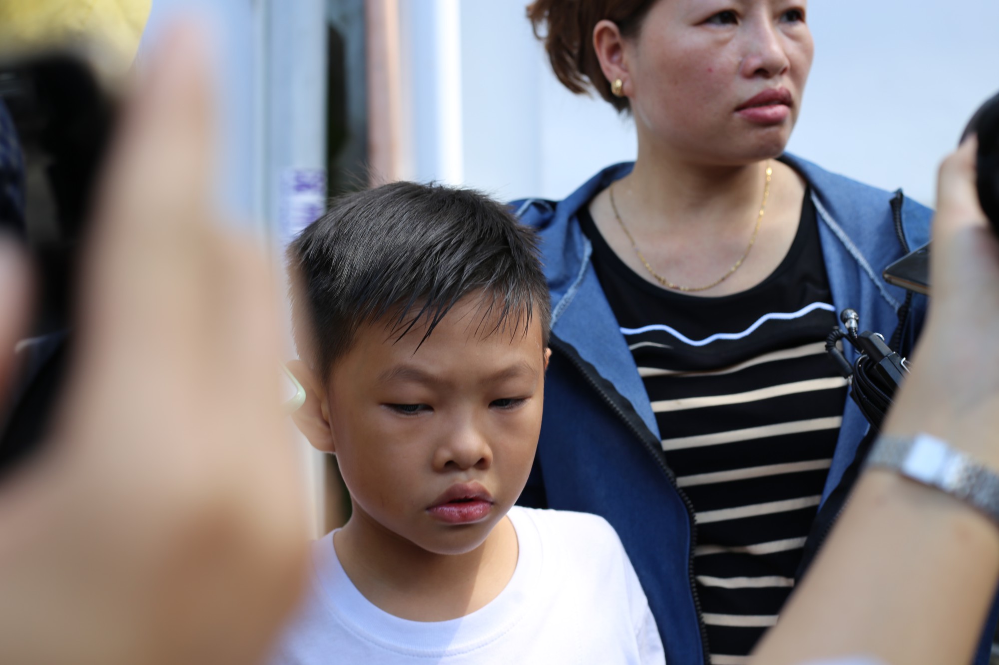 Vợ sắp cưới của hiệp sĩ Nguyễn Hoàng Nam khóc ngất bên linh cữu của chồng