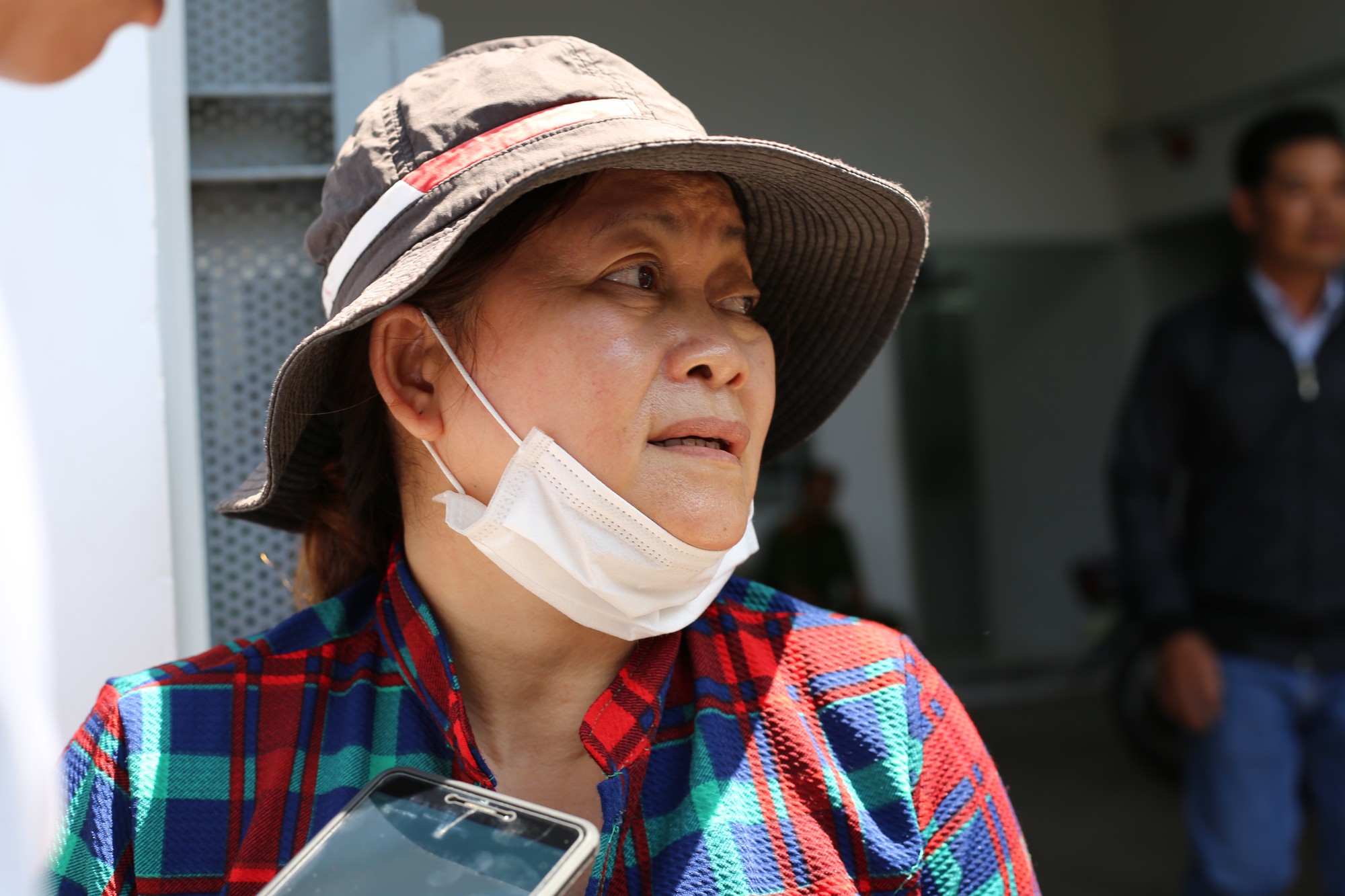 Vợ sắp cưới của hiệp sĩ Nguyễn Hoàng Nam khóc ngất bên linh cữu của chồng