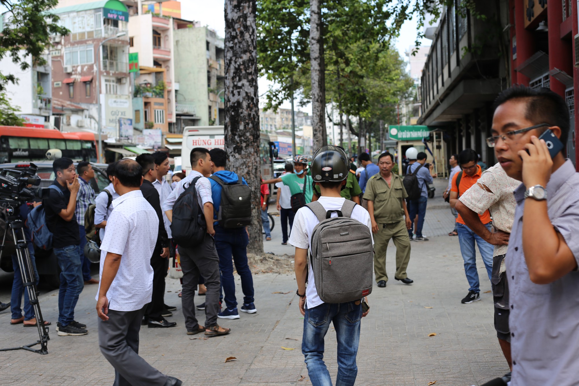 Vợ sắp cưới của hiệp sĩ Nguyễn Hoàng Nam khóc ngất bên linh cữu của chồng