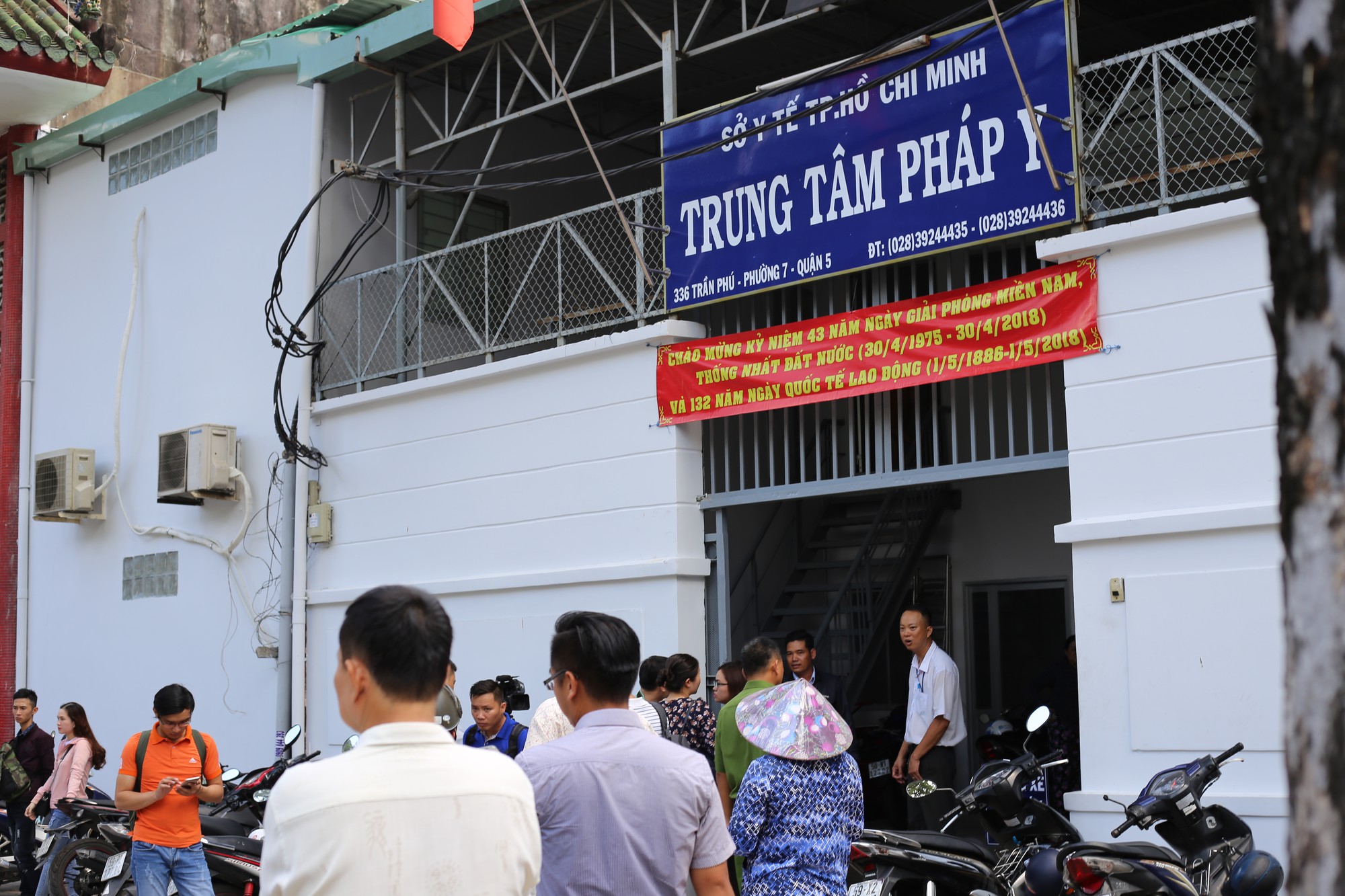 Vợ sắp cưới của hiệp sĩ Nguyễn Hoàng Nam khóc ngất bên linh cữu của chồng