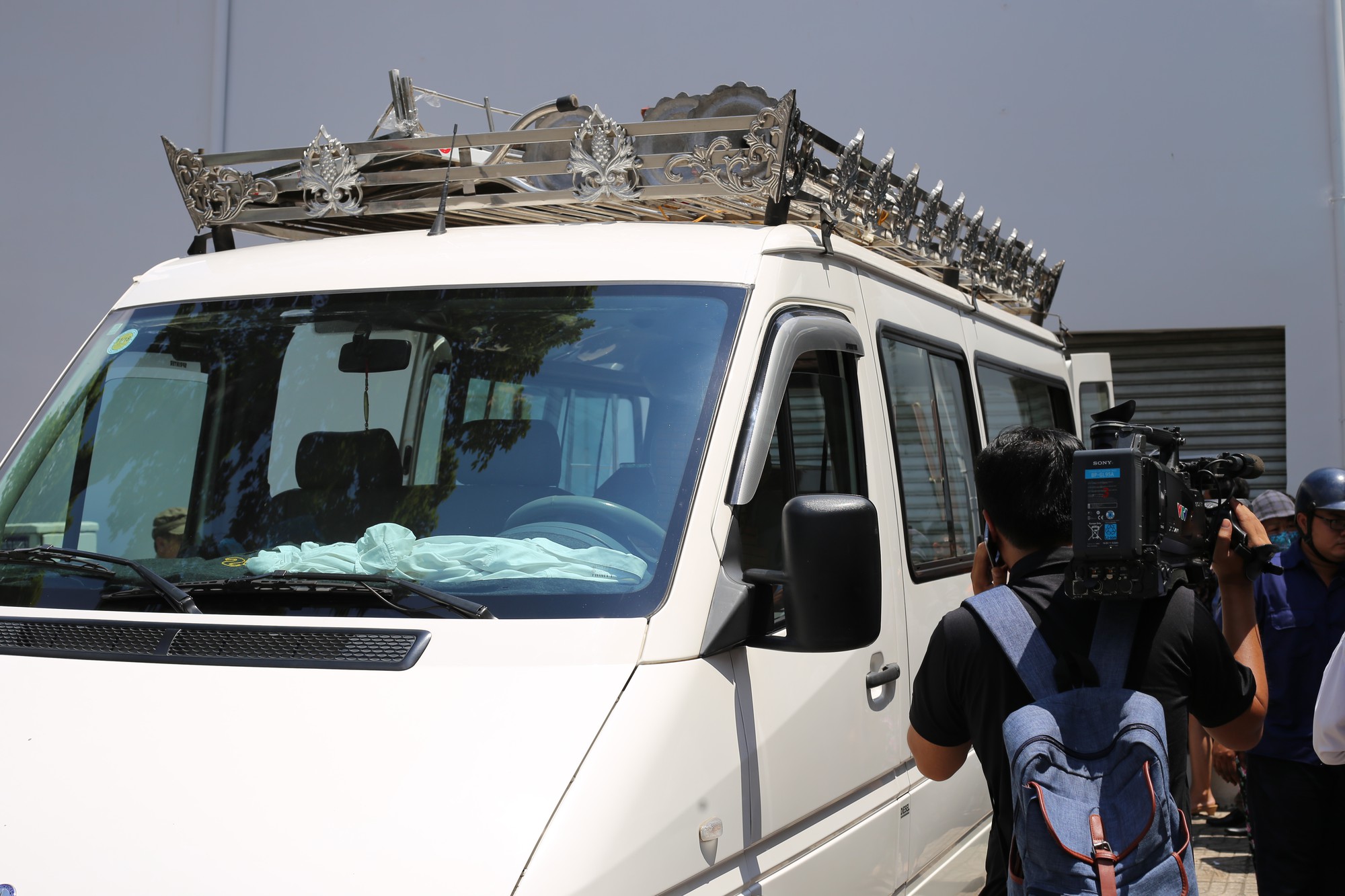 Vợ sắp cưới của hiệp sĩ Nguyễn Hoàng Nam khóc ngất bên linh cữu của chồng