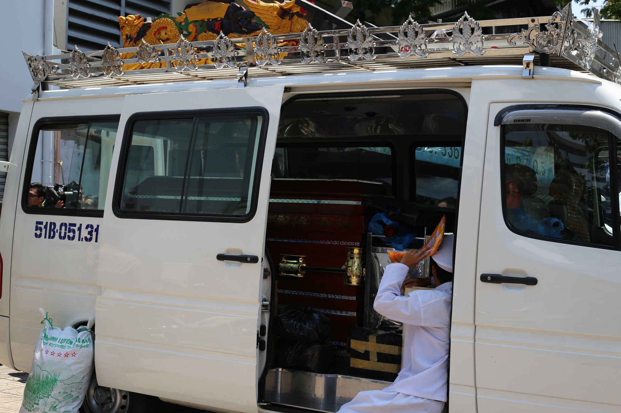 Vợ sắp cưới của hiệp sĩ Nguyễn Hoàng Nam khóc ngất bên linh cữu của chồng