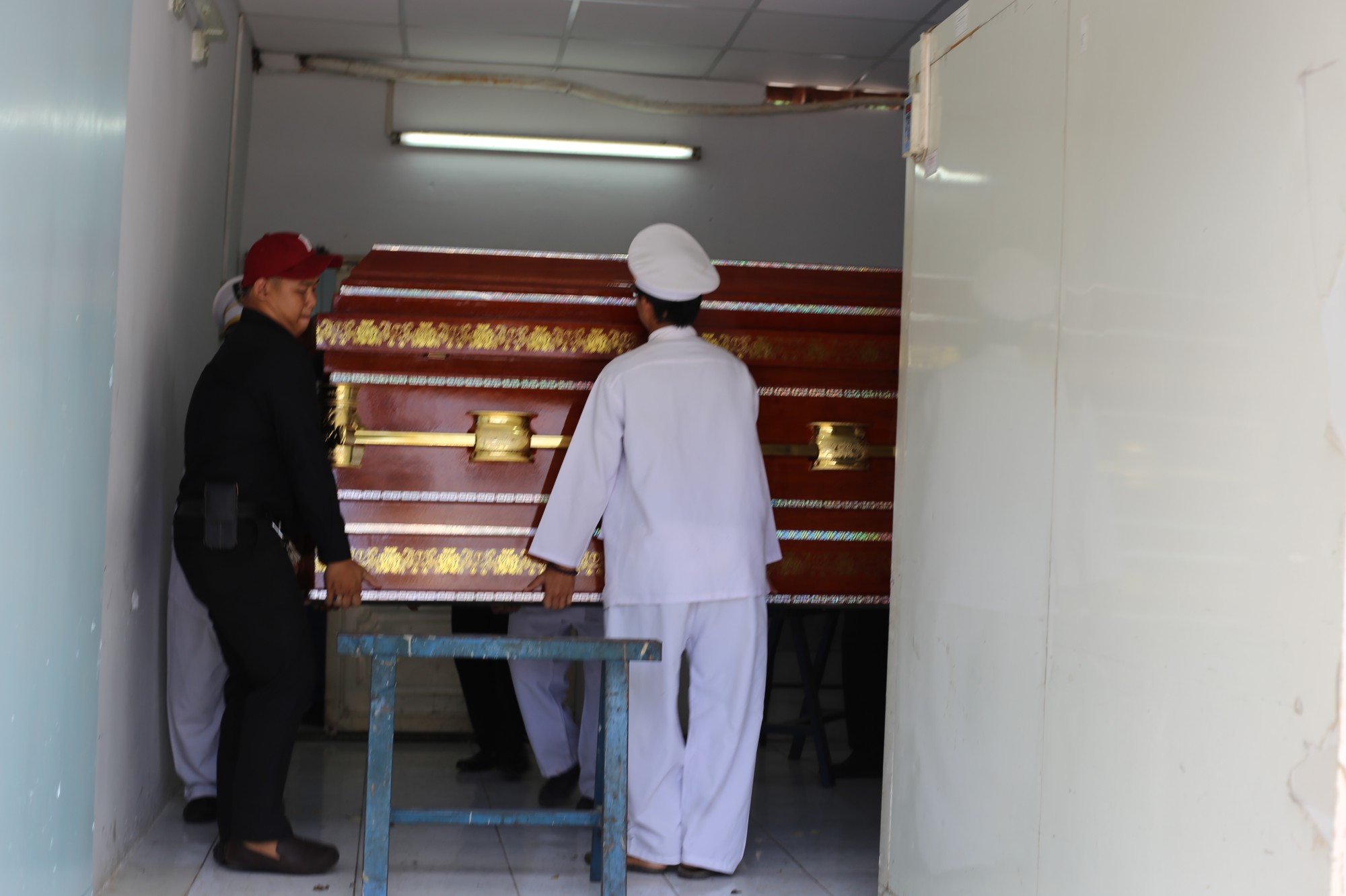 Vợ sắp cưới của hiệp sĩ Nguyễn Hoàng Nam khóc ngất bên linh cữu của chồng