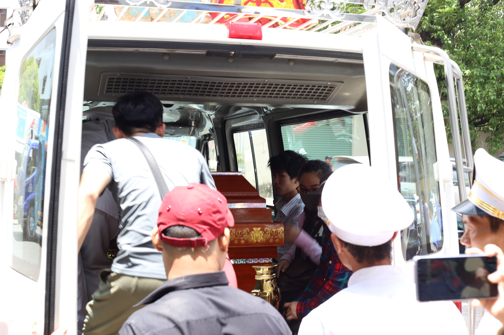 Vợ sắp cưới của hiệp sĩ Nguyễn Hoàng Nam khóc ngất bên linh cữu của chồng