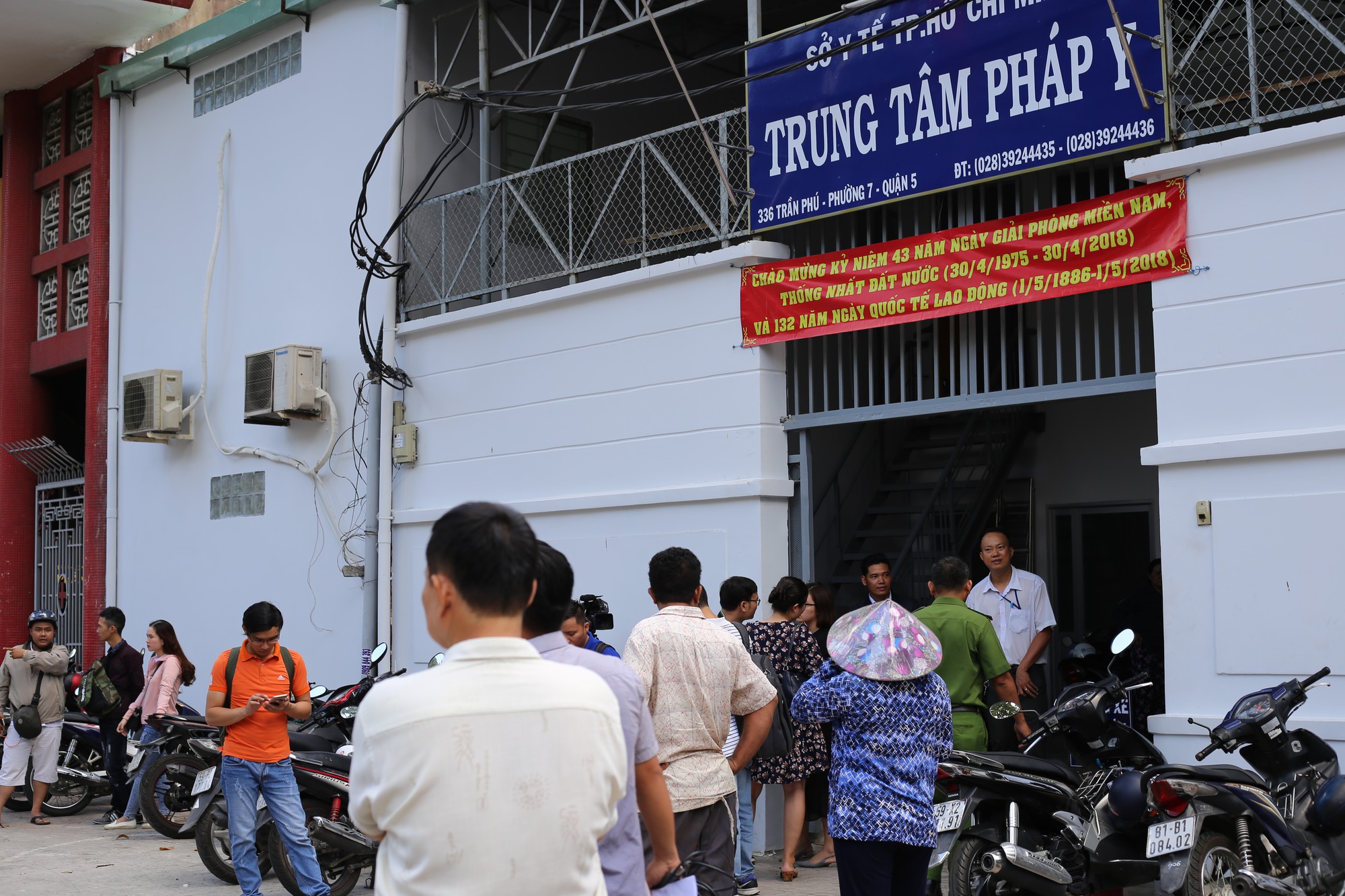 Vợ sắp cưới của hiệp sĩ Nguyễn Hoàng Nam khóc ngất bên linh cữu của chồng