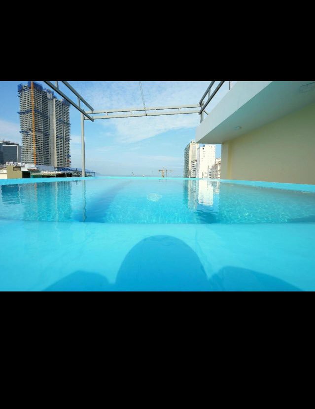 Háo hức book khách sạn qua mạng vì hồ bơi đẹp, cô gái khóc thét vì thực tế quá tàn nhẫn