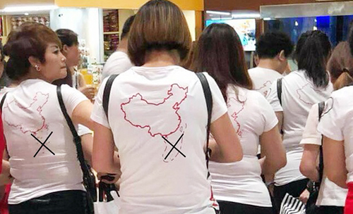 Nhóm khách Trung Quốc mặc áo in hình đường lưỡi bò nhập cảnh Cam Ranh
