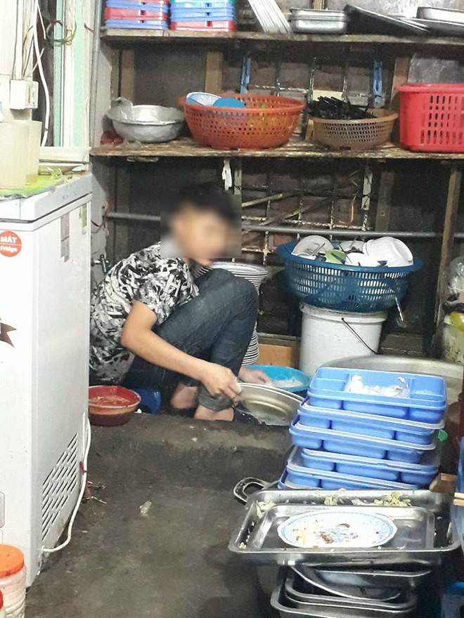 Câu chuyện của cậu bé tỉnh lẻ 15 tuổi lên Hà Nội rửa bát kiếm tiền nuôi em khiến ai nấy chạnh lòng xúc động