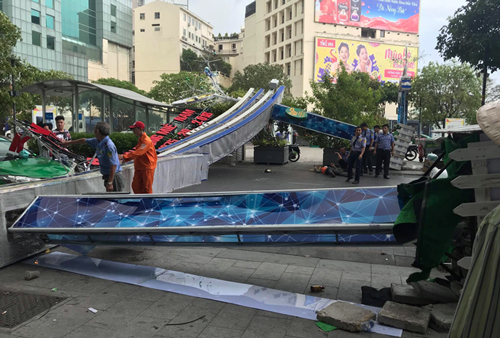 Bảng hiệu tại phố đi bộ Nguyễn Huệ đè nam thanh niên bất tỉnh