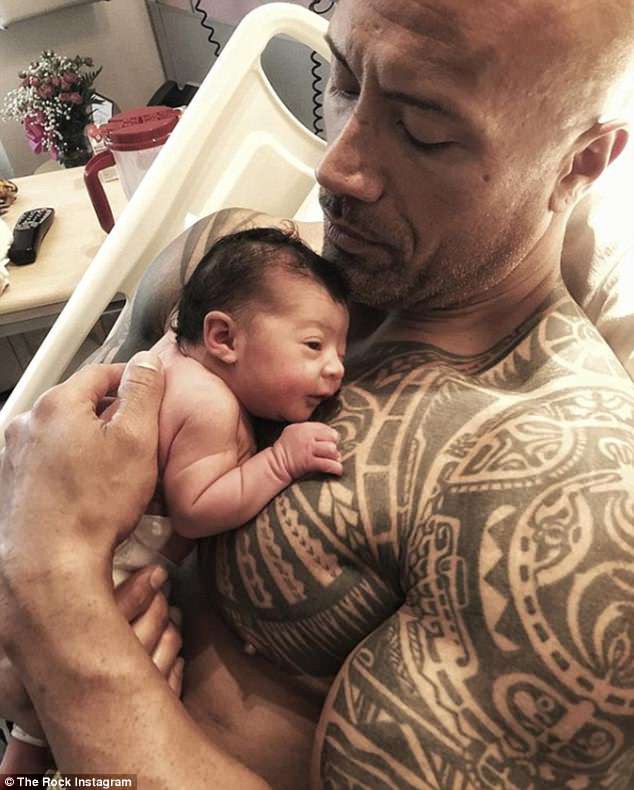 The Rock: Người đàn ông khổng lồ cơ bắp sở hữu trái tim dịu dàng và tôn trọng phụ nữ The Rock: Người đàn ông khổng lồ cơ bắp sở hữu trái tim dịu dàng và tôn trọng phụ nữ