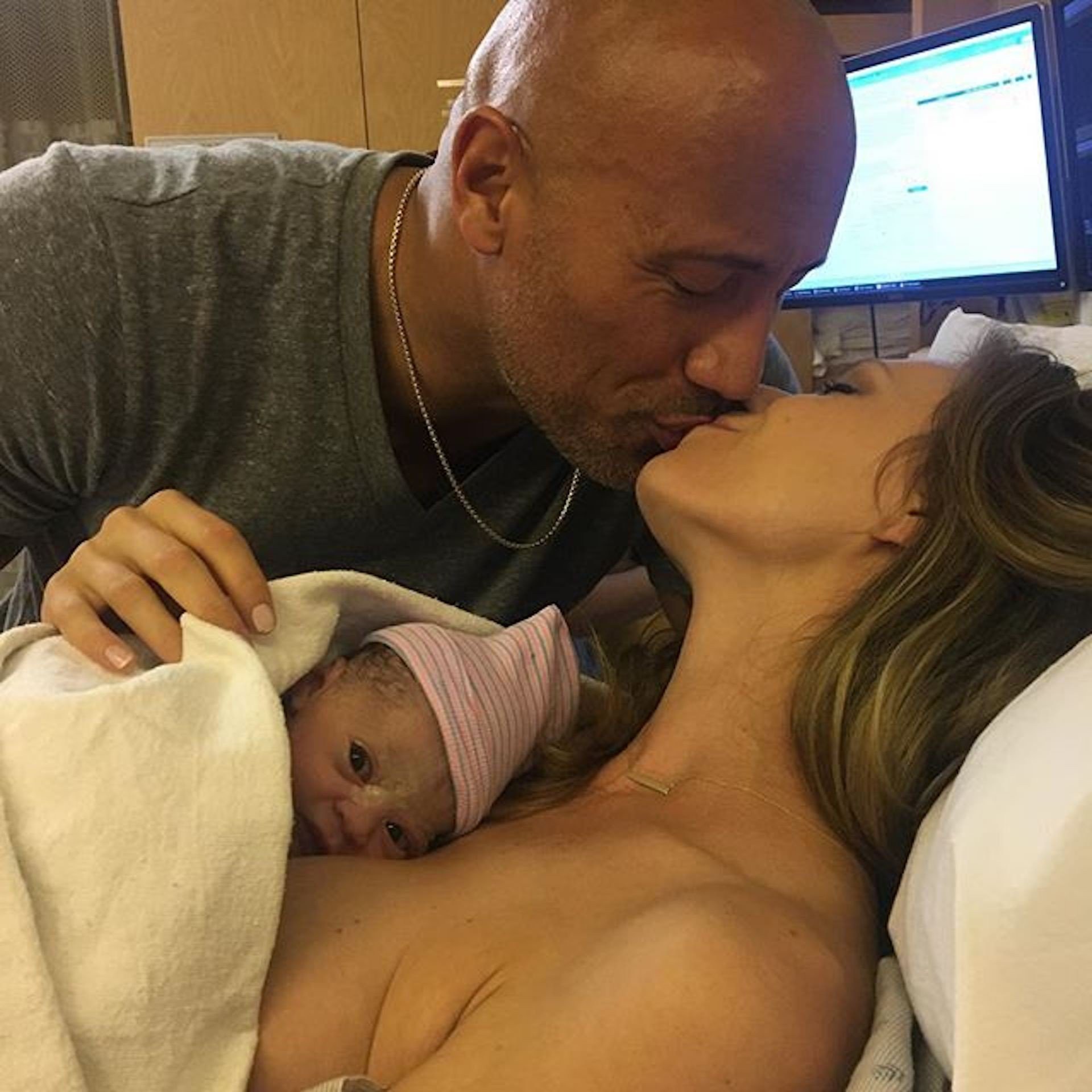 The Rock: Người đàn ông khổng lồ cơ bắp sở hữu trái tim dịu dàng và tôn trọng phụ nữ The Rock: Người đàn ông khổng lồ cơ bắp sở hữu trái tim dịu dàng và tôn trọng phụ nữ