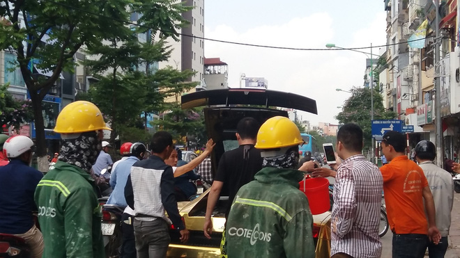 Hà Nội: Lamborghini bạc tỷ bốc khói nghi ngút giữa phố, người dân hiếu kỳ vây quanh