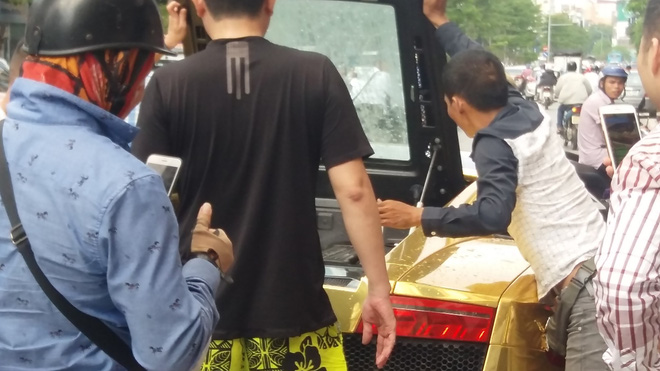 Hà Nội: Lamborghini bạc tỷ bốc khói nghi ngút giữa phố, người dân hiếu kỳ vây quanh Hà Nội: Lamborghini bạc tỷ bốc khói nghi ngút giữa phố, người dân hiếu kỳ vây quanh