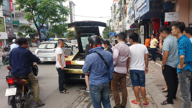 Hà Nội: Lamborghini bạc tỷ bốc khói nghi ngút giữa phố, người dân hiếu kỳ vây quanh Hà Nội: Lamborghini bạc tỷ bốc khói nghi ngút giữa phố, người dân hiếu kỳ vây quanh