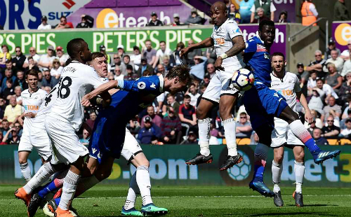 Stoke kéo Swansea cùng rớt khỏi Ngoại hạng Anh