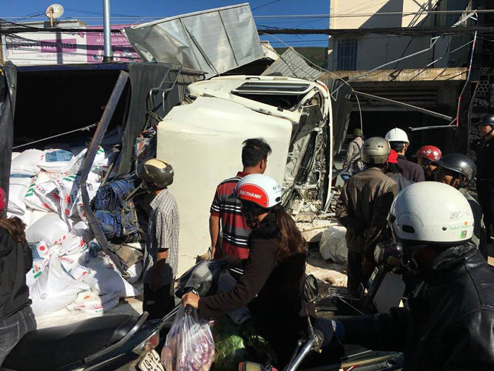 Xe tải tông hàng loạt xe trên quốc lộ 20, 5 người chết