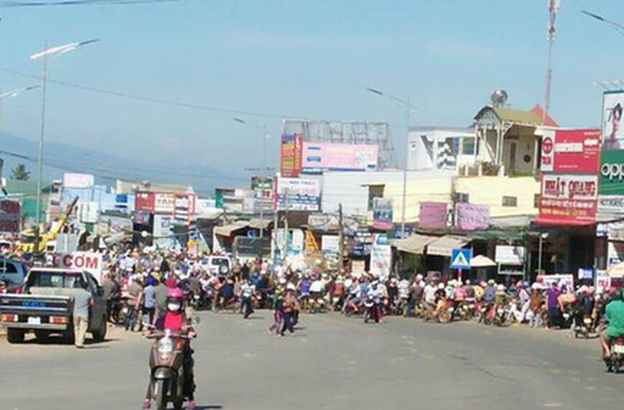 Xe tải tông hàng loạt xe trên quốc lộ 20, 5 người chết