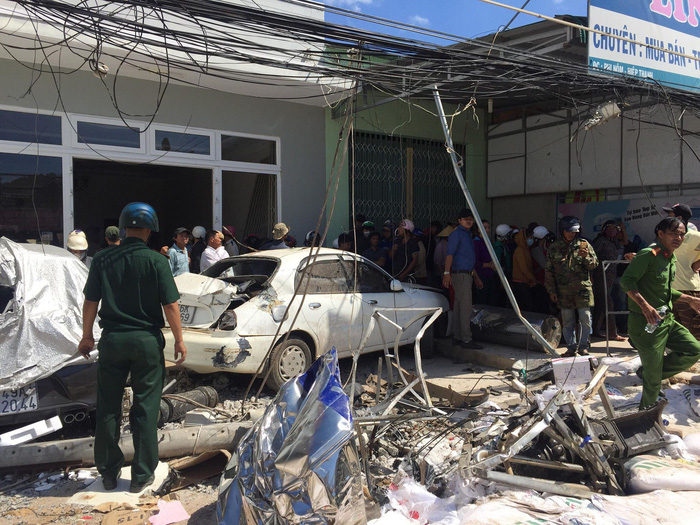 Xe tải tông hàng loạt xe trên quốc lộ 20, 5 người chết