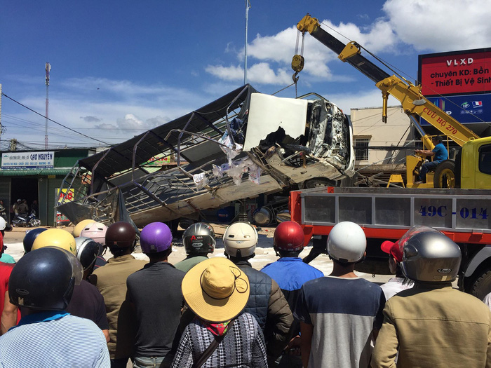 Xe tải tông hàng loạt xe trên quốc lộ 20, 5 người chết