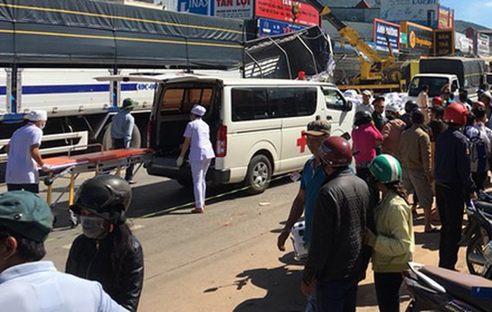 Xe tải tông hàng loạt xe trên quốc lộ 20, 5 người chết