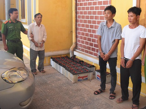 Bốn người chuyên ăn trộm bình ắc-quy tàu đánh cá