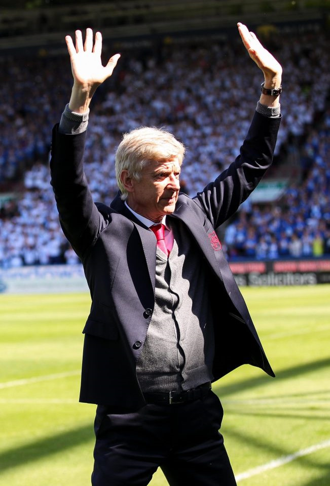 Khoảnh khắc HLV Wenger cúi chào CĐV Arsenal lần cuối gây xúc động