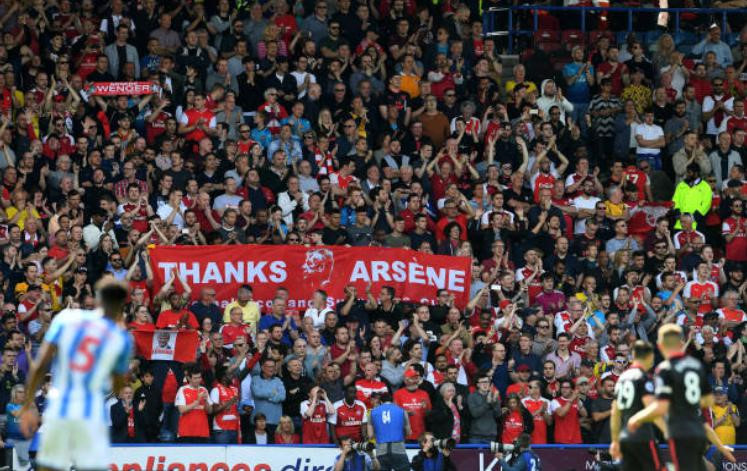 Khoảnh khắc HLV Wenger cúi chào CĐV Arsenal lần cuối gây xúc động