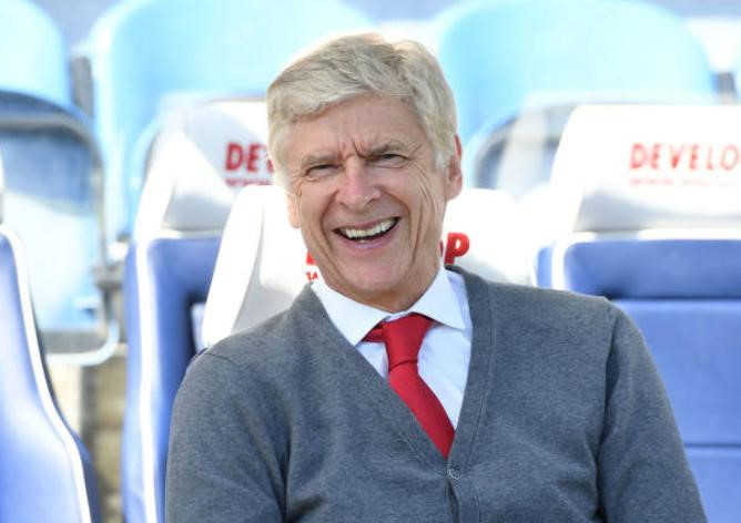 Khoảnh khắc HLV Wenger cúi chào CĐV Arsenal lần cuối gây xúc động