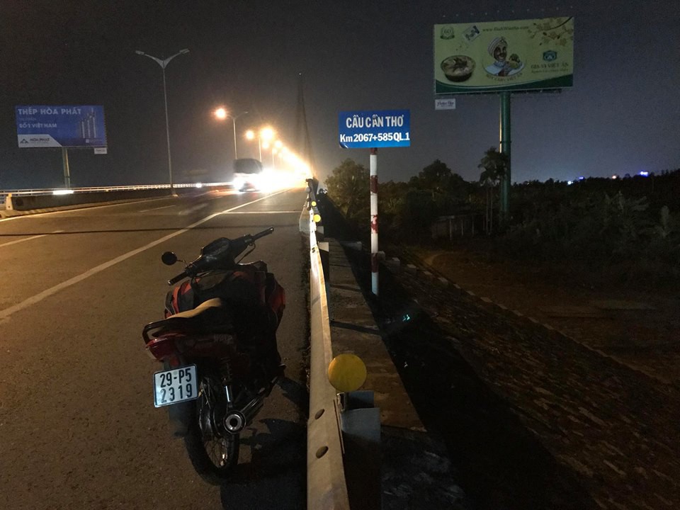 Sau chầu nhậu, anh shipper cùng bạn lạc từ Hà Nội vào Cà Mau rồi sau đó ở lại Sài Gòn không về nữa Sau chầu nhậu, anh shipper cùng bạn lạc từ Hà Nội vào Cà Mau rồi sau đó ở lại Sài Gòn không về nữa