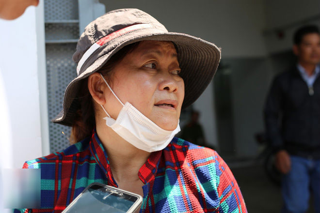 Quặn lòng cảnh người thân đưa thi thể hai hiệp sĩ về nhà an táng, người mẹ già rớt nước mắt chạy theo con