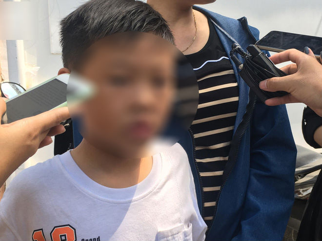 Quặn lòng cảnh người thân đưa thi thể hai hiệp sĩ về nhà an táng, người mẹ già rớt nước mắt chạy theo con