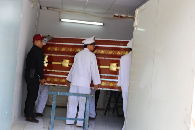 Quặn lòng cảnh người thân đưa thi thể hai hiệp sĩ về nhà an táng, người mẹ già rớt nước mắt chạy theo con