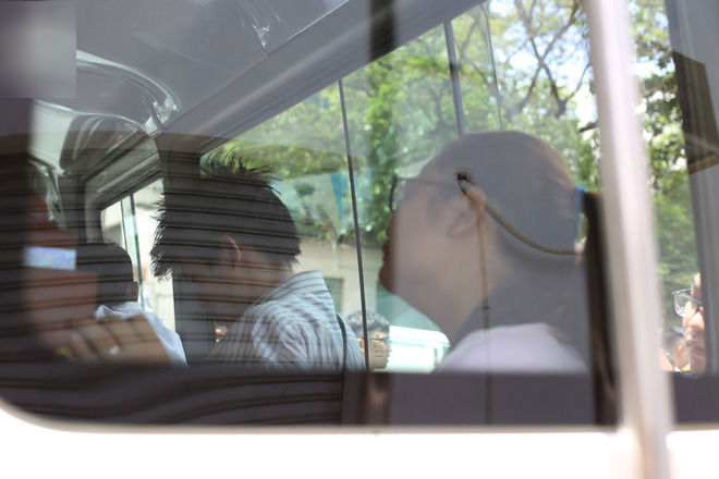 Quặn lòng cảnh người thân đưa thi thể hai hiệp sĩ về nhà an táng, người mẹ già rớt nước mắt chạy theo con