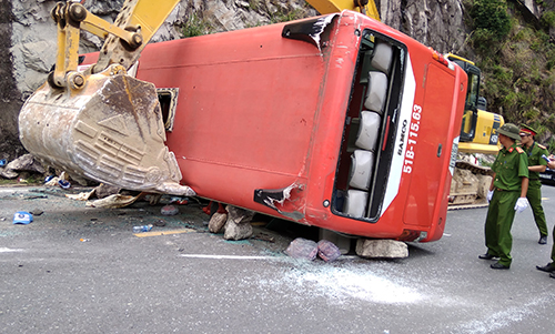 Tài xế ôtô lật trên đèo: Đâm xe vào vách núi để không rơi xuống vực