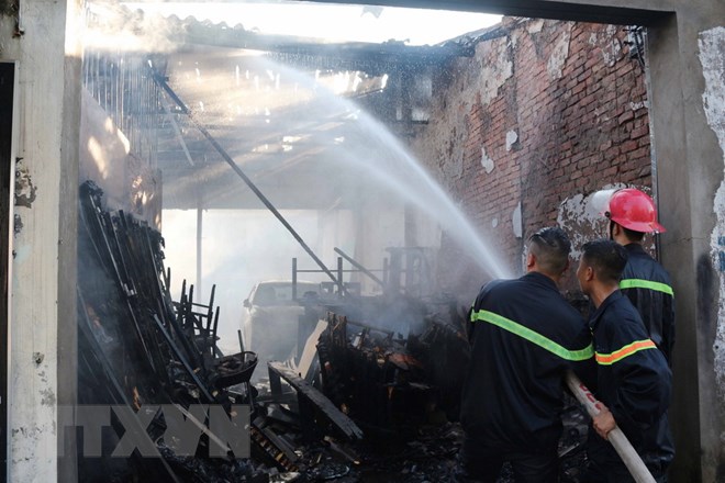 Nghệ An: Cháy nhiều kiốt ở chợ Quán Lau do chủ kiốt gội đầu thắp hương