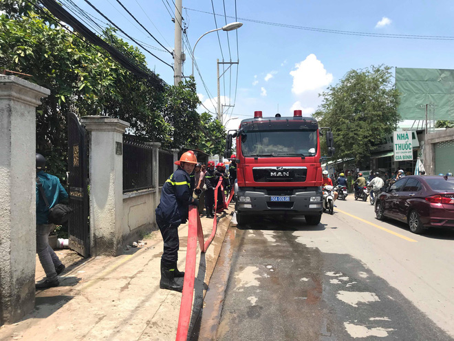 Xưởng mút xốp cháy ngùn ngụt giữa trưa, hàng chục công nhân tháo chạy