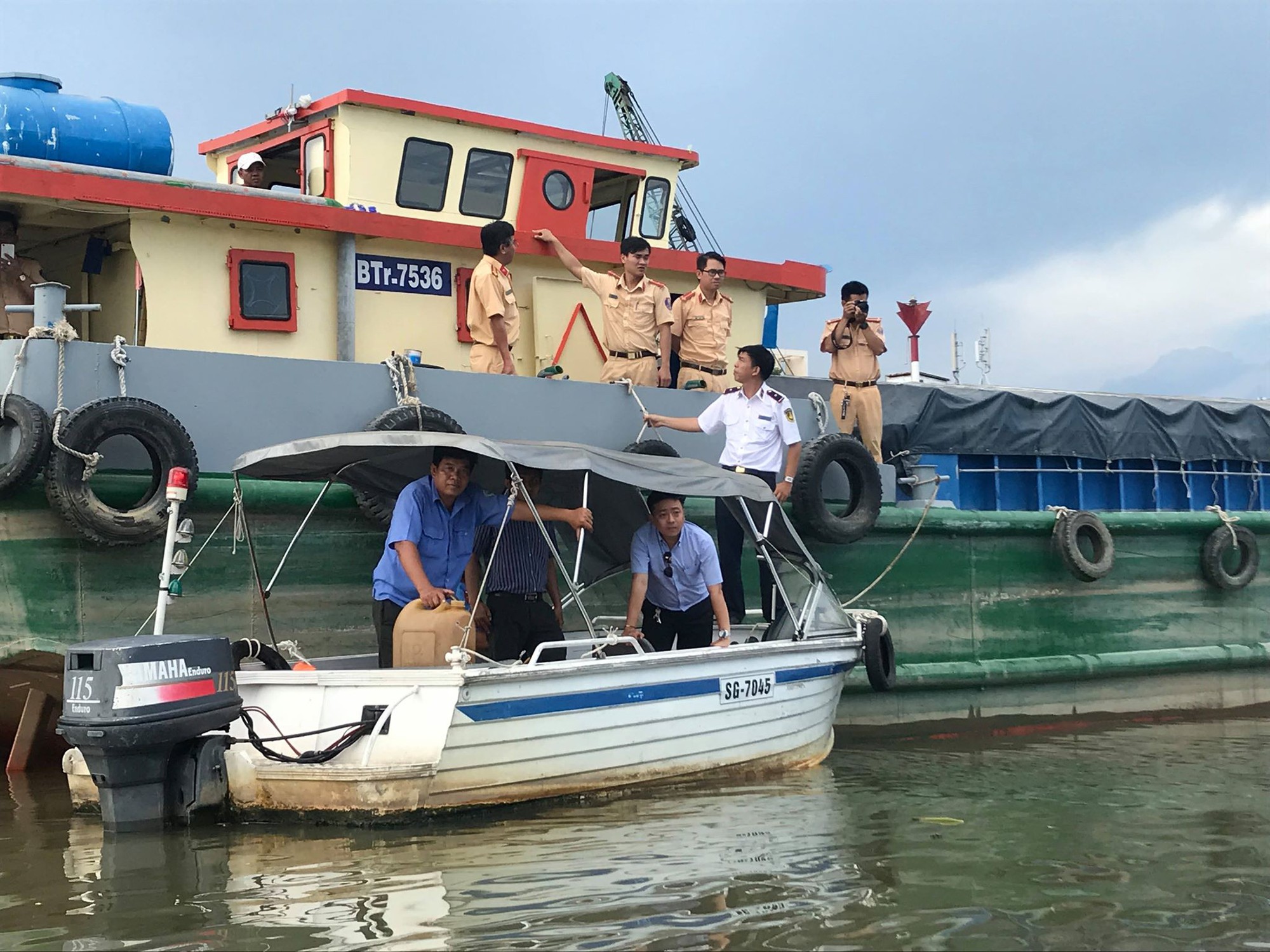 Ghe hơn 100 tấn chìm ở Sài Gòn, 3 người thoát chết