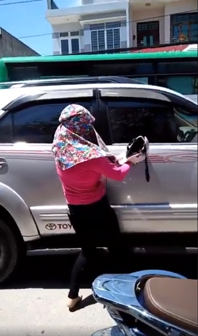 Clip: Phát hiện chồng chở bồ nhí trong xe ô tô, vợ liều mình đu lên nắp capo đánh ghen giữa đường