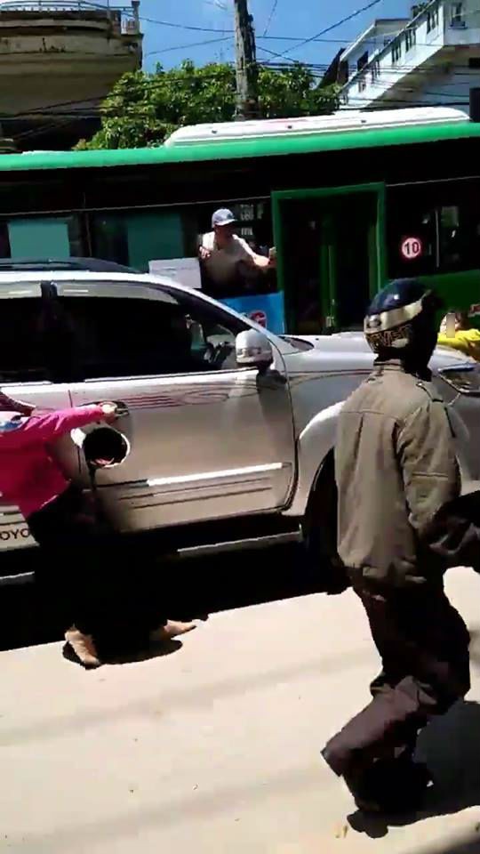 Clip: Phát hiện chồng chở bồ nhí trong xe ô tô, vợ liều mình đu lên nắp capo đánh ghen giữa đường