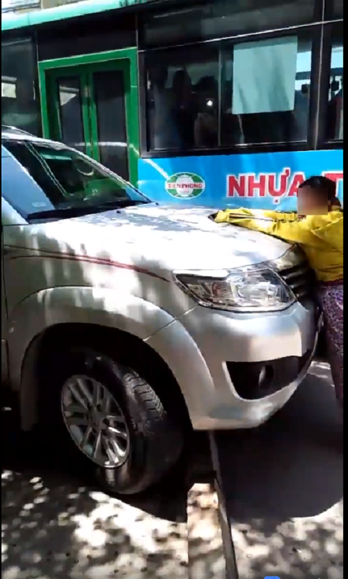 Clip: Phát hiện chồng chở bồ nhí trong xe ô tô, vợ liều mình đu lên nắp capo đánh ghen giữa đường