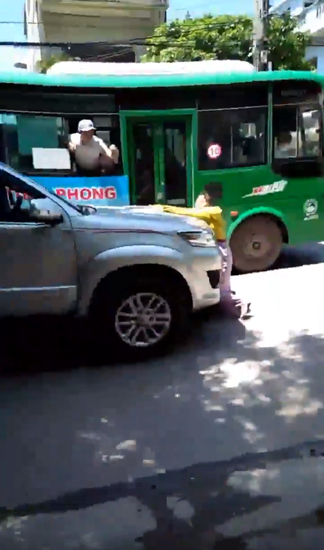 Clip: Phát hiện chồng chở bồ nhí trong xe ô tô, vợ liều mình đu lên nắp capo đánh ghen giữa đường Clip: Phát hiện chồng chở bồ nhí trong xe ô tô, vợ liều mình đu lên nắp capo đánh ghen giữa đường