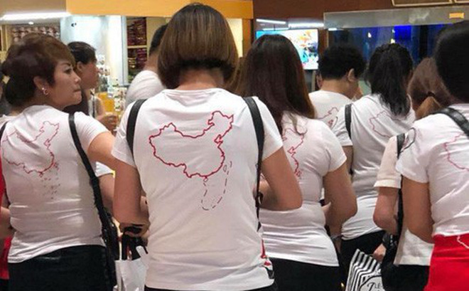Tại sao nhóm khách Trung Quốc mặc áo in hình đường lưỡi bò qua được cửa khẩu?