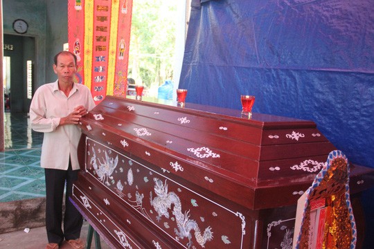 Quê nghèo đẫm nước mắt đón thi thể hiệp sĩ Nguyễn Văn Thôi