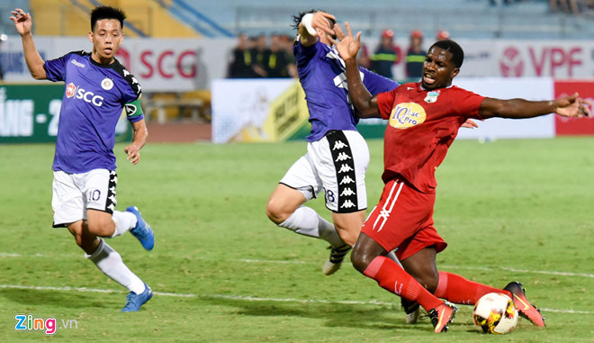 Trọng tài không thổi phạt đền khiến HAGL mất vé vào tay CLB Hà Nội là đúng?