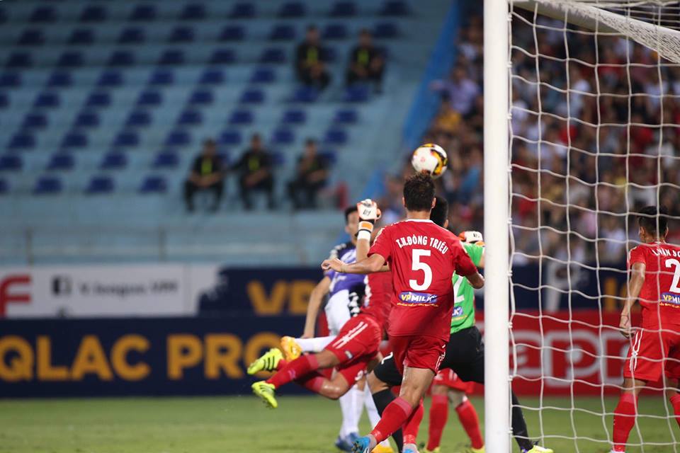 Trọng tài không thổi phạt đền khiến HAGL mất vé vào tay CLB Hà Nội là đúng?