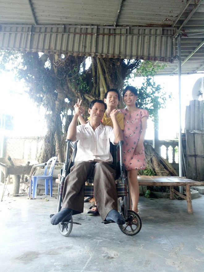 Em sống không tiếc một kiếp người: Đám cưới xúc động của cô dâu khuyết tật tay chân và chú rể phải nhờ bạn đi đón dâu hộ