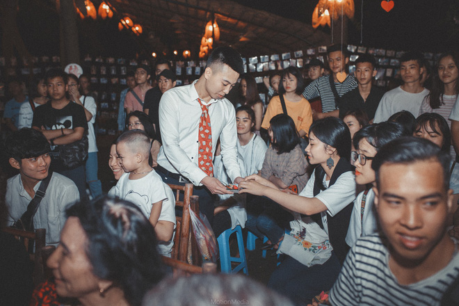 Sinh viên báo chí tổ chức triển lãm không gian cưới thập niên 80s, 90s ngay giữa lòng Hà Nội