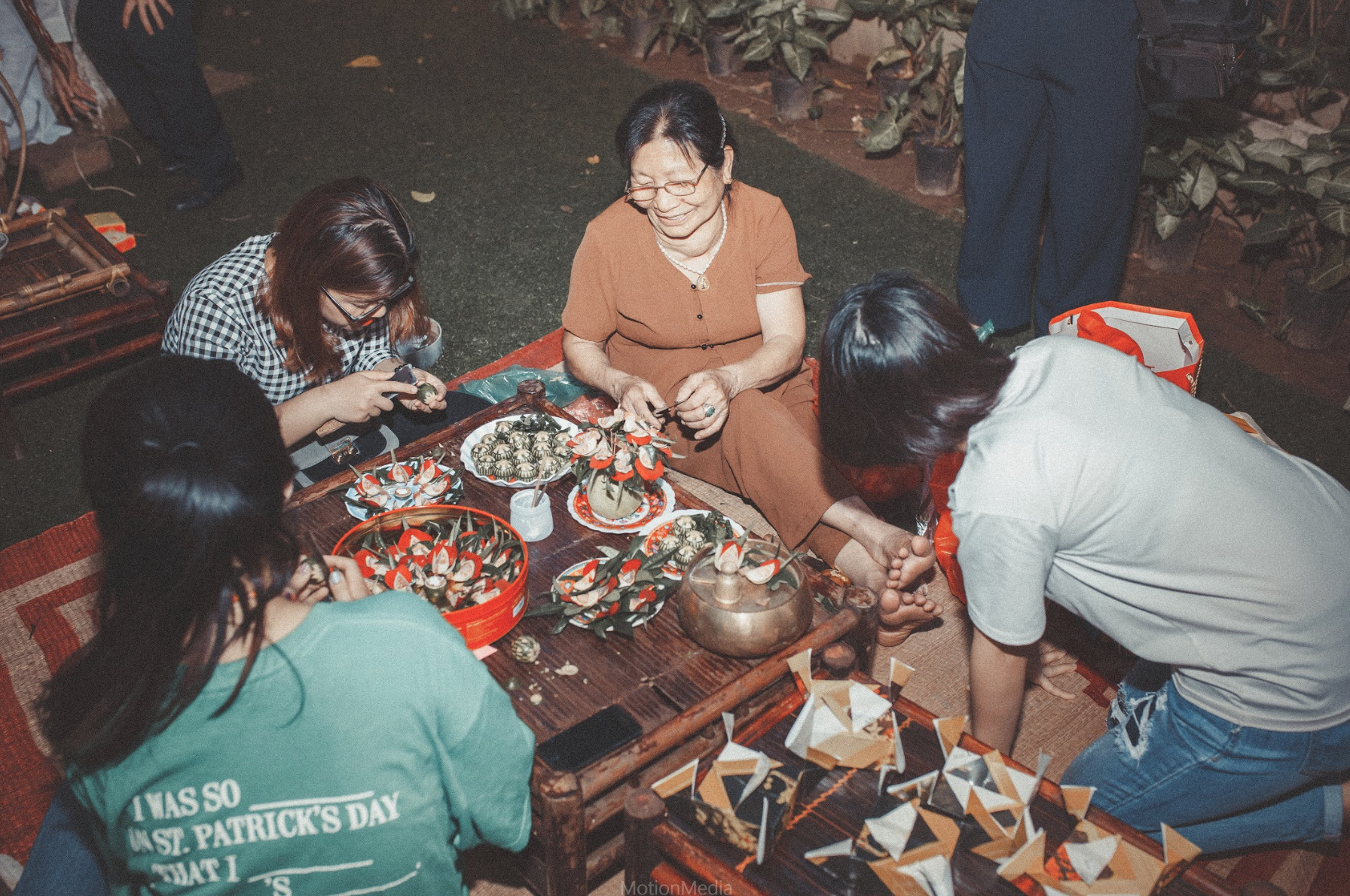 Sinh viên báo chí tổ chức triển lãm không gian cưới thập niên 80s, 90s ngay giữa lòng Hà Nội